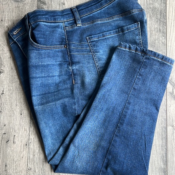 Bold Elements Cut to Curve Stretch Skinny Capri Jeans - Picture 3 of 8